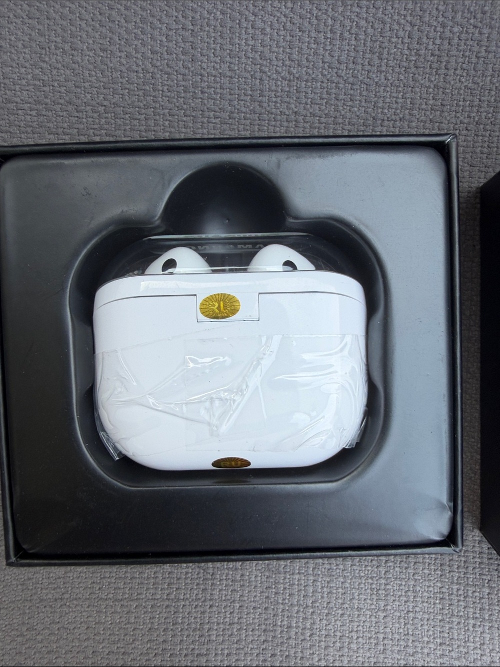 Samsung Galaxy Buds3 Pro - Black Box with White Earbud Image - Picture 3 of 6
